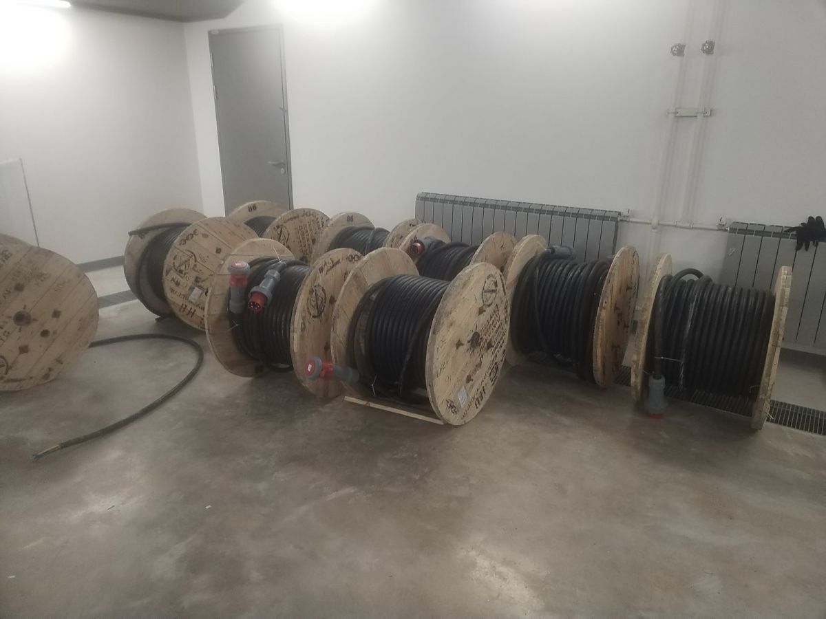 Монтаж оборудования досвета газона профессиональными электриками